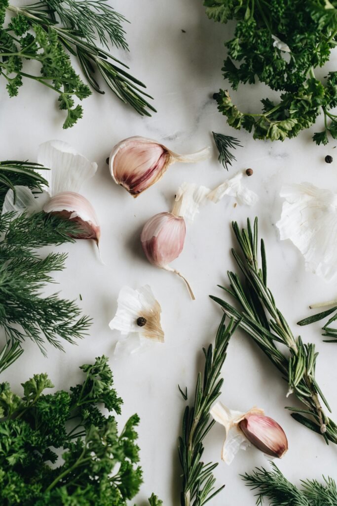 Clean Eating-Back to Basic. Practical recipe examples (breakfast, lunch, dinner) for women with cycles and men in different life situations. These include ingredients, why they are ideal, and instructions.