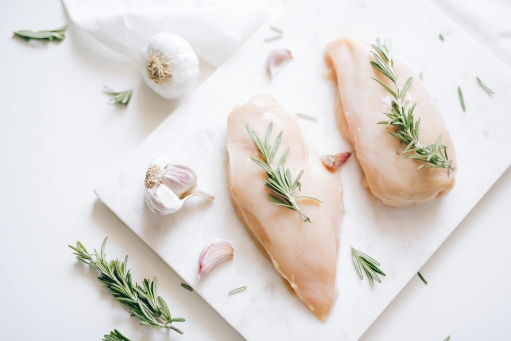 Clean Eating-Back to Basic. Practical recipe examples (breakfast, lunch, dinner) for women with cycles and men in different life situations. These include ingredients, why they are ideal, and instructions.