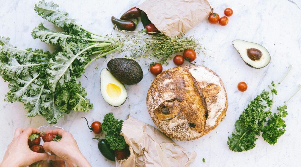 Clean Eating-Back to Basic. Practical recipe examples (breakfast, lunch, dinner) for women with cycles and men in different life situations. These include ingredients, why they are ideal, and instructions.